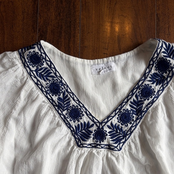 Velvet by Graham & Spencer white Top with Navy Embroidery - Picture 3 of 6